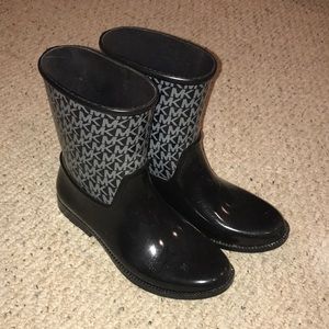 Size 9 lightly worn Michael kohrs rain boots.